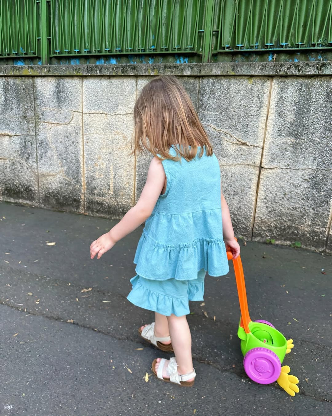 Rochiță bleu cu volănașe pentru fetițe – handmade din 100% bumbac – Handmade Lilisicopiii - imagine 4